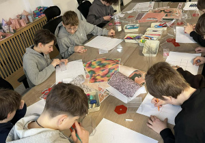 uczniowie podczas warsztatów_5