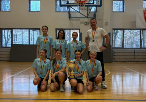 srebrna drużyna koszykarek z SP1_4