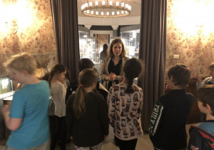 dzieci zwiedzają Muzeum Domków dla Lalek 2