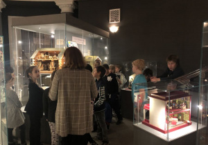 dzieci zwiedzają Muzeum Domków dla Lalek 5