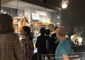 dzieci zwiedzają Muzeum Domków dla Lalek 6