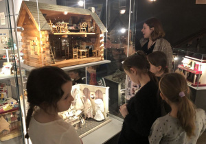 dzieci zwiedzają Muzeum Domków dla Lalek 7