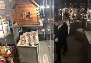 dzieci zwiedzają Muzeum Domków dla Lalek 8