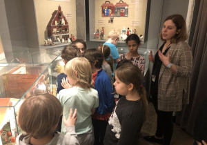 dzieci zwiedzają Muzeum Domków dla Lalek 9
