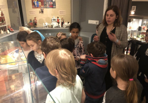 dzieci zwiedzają Muzeum Domków dla Lalek 11