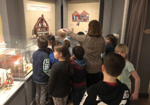 dzieci zwiedzają Muzeum Domków dla Lalek 12
