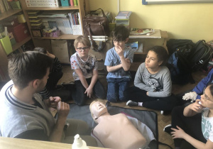 dzieci podczas zajęć z pierwszej pomocy 24