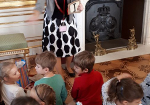 dzieci podczas zwiedzania Zamku Królewskiego 4