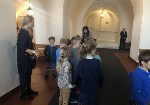 dzieci podczas zwiedzania Zamku Królewskiego 9