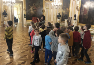 dzieci podczas zwiedzania Zamku Królewskiego 22