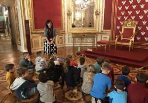 dzieci podczas zwiedzania Zamku Królewskiego 27