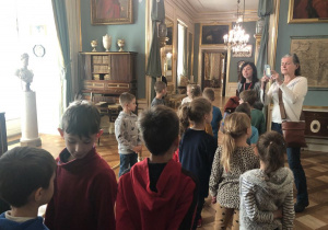 dzieci podczas zwiedzania Zamku Królewskiego 30