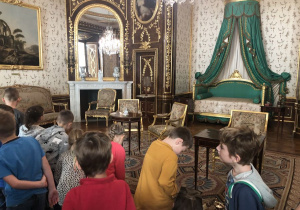 dzieci podczas zwiedzania Zamku Królewskiego 35