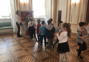 dzieci podczas zwiedzania Zamku Królewskiego 42