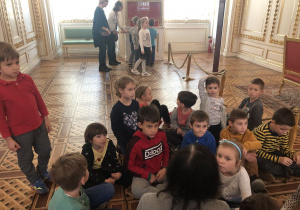 dzieci podczas zwiedzania Zamku Królewskiego 44