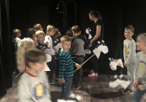 dzieci podczas warsztatów teatralnych 10