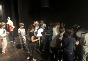 dzieci podczas warsztatów teatralnych 19