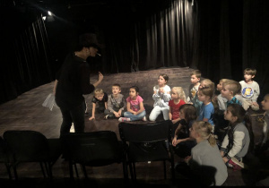dzieci podczas warsztatów teatralnych 21