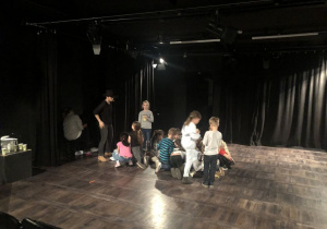 dzieci podczas warsztatów teatralnych 25