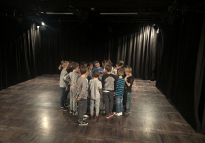 dzieci podczas warsztatów teatralnych 26